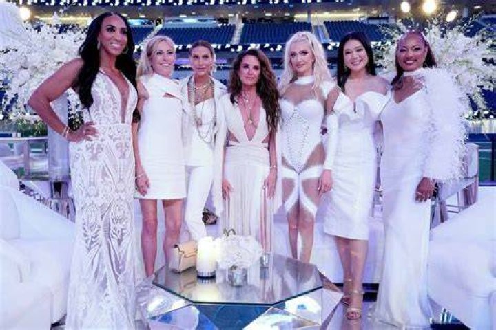 'RHOBH' Season 13: Kyle Richards dances at White Party, fans say they get 'Lisa Rinna vibes'