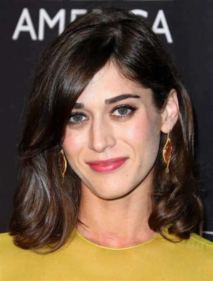 Lizzy Caplan Age, Height, Weight, Husband, Early Life, Education, Ethnicity, Career, Net Worth & Philanthropic Ventures